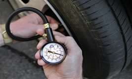 Misurare pressione pneumatici